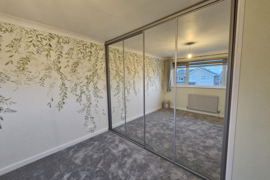 Real customer image of a mirrored sliding wardrobe